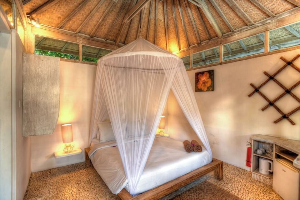 One Bedroom Bungalow with Pool View | In-room safe, WiFi (free), bed sheets