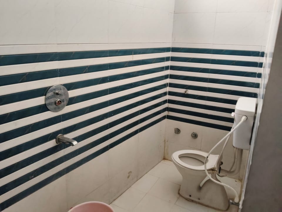 Luxury Double Room, City View | Bathroom | Combined shower/tub, towels, soap, shampoo