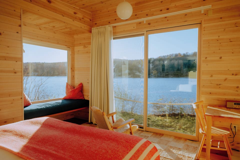 Premier Cabin, 1 King Bed, Lake View | Egyptian cotton sheets, premium bedding, down comforters, minibar