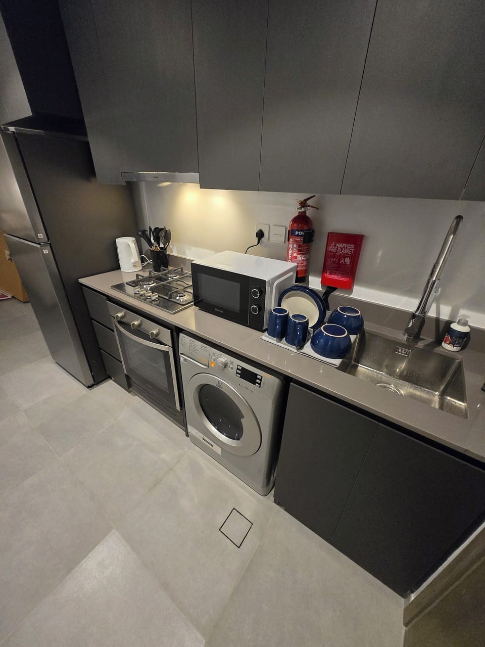 Luxury Studio Suite, City View | Private kitchen | Electric kettle