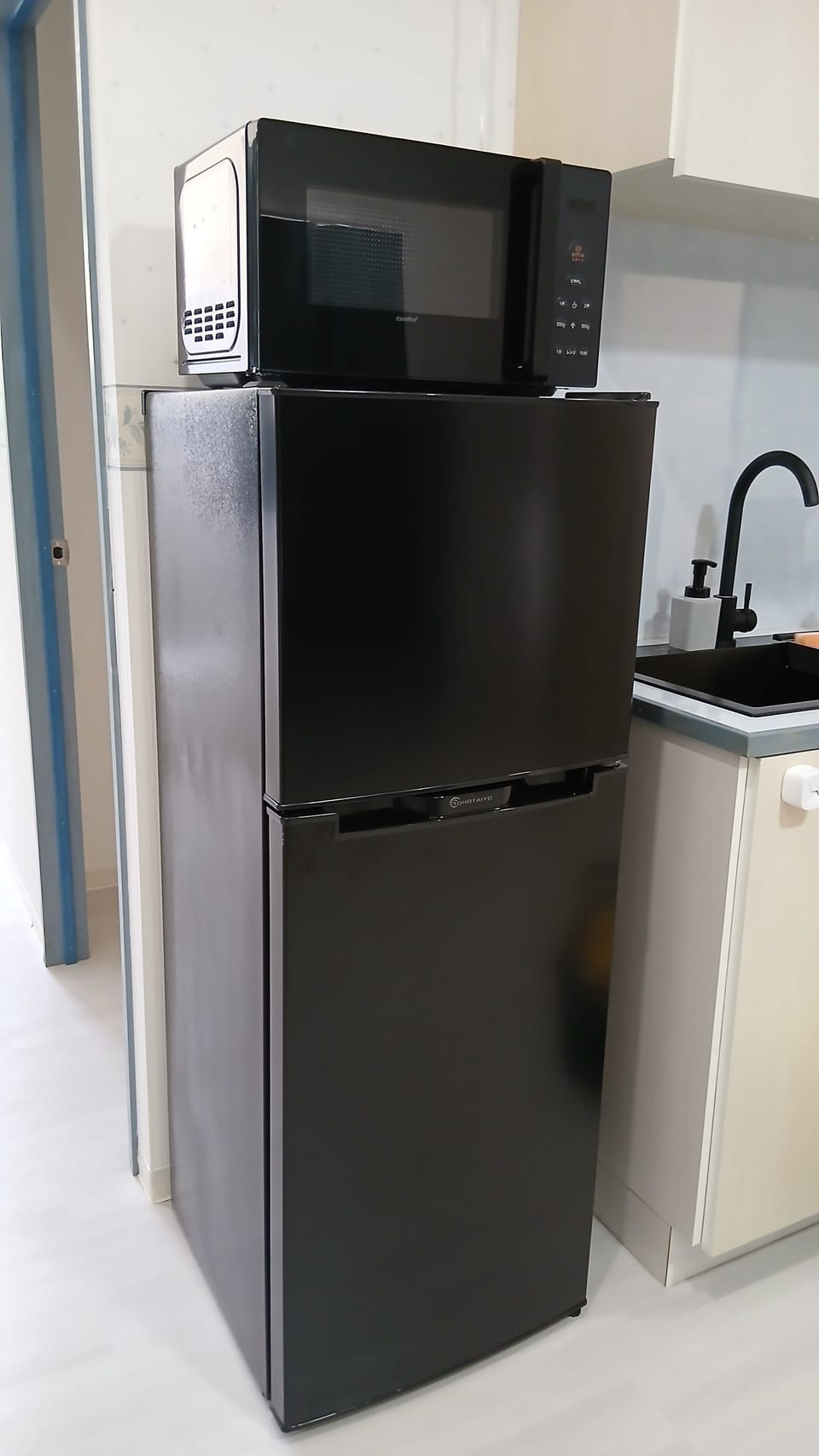 Fridge, stovetop, cookware/dishes/utensils, freezer