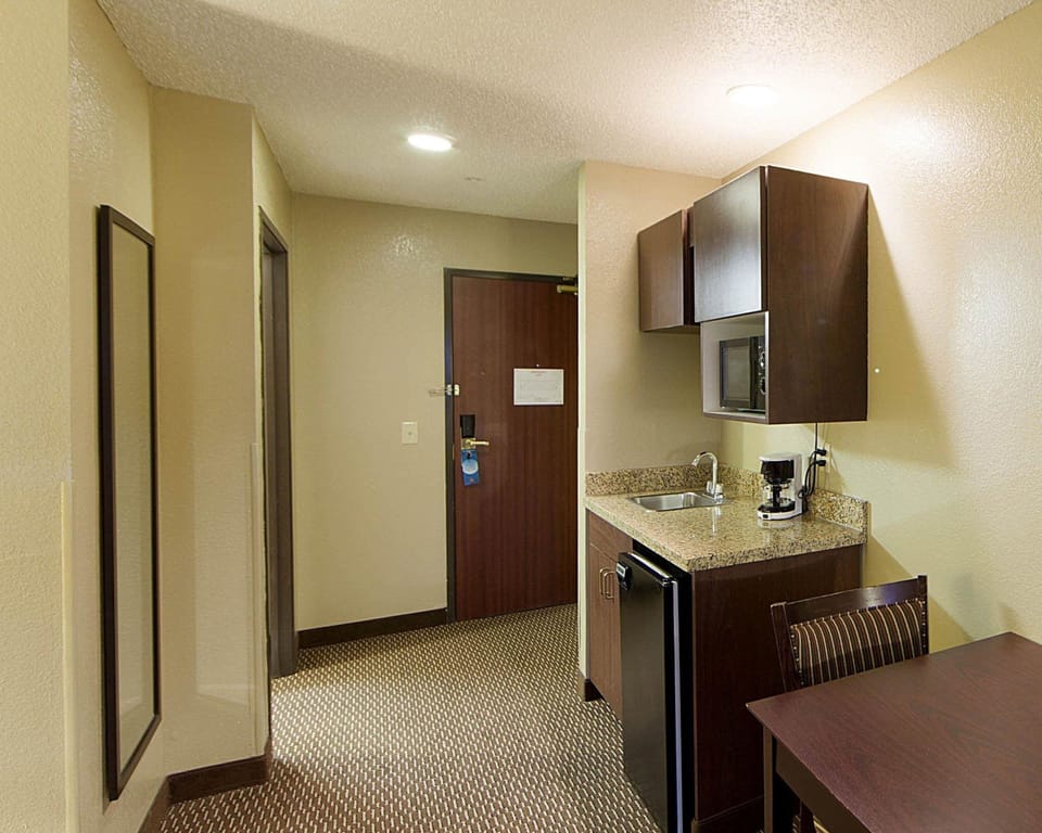 Studio Suite, 2 Queen Beds | Desk, iron/ironing board, free cribs/infant beds, free rollaway beds