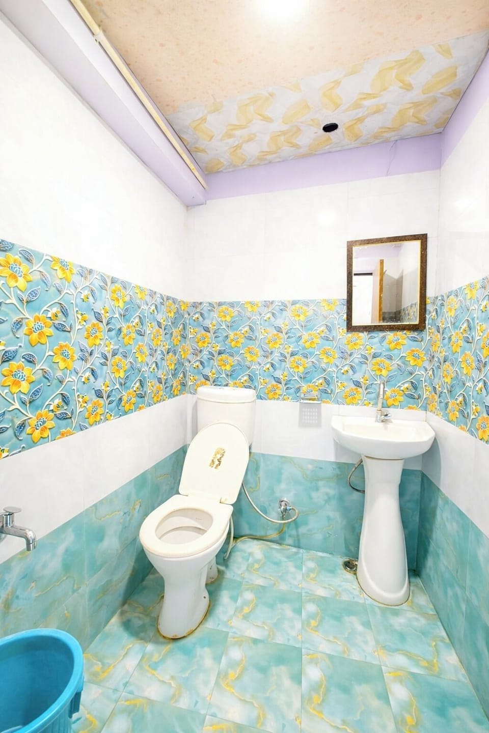 Shower, rainfall showerhead, free toiletries, slippers