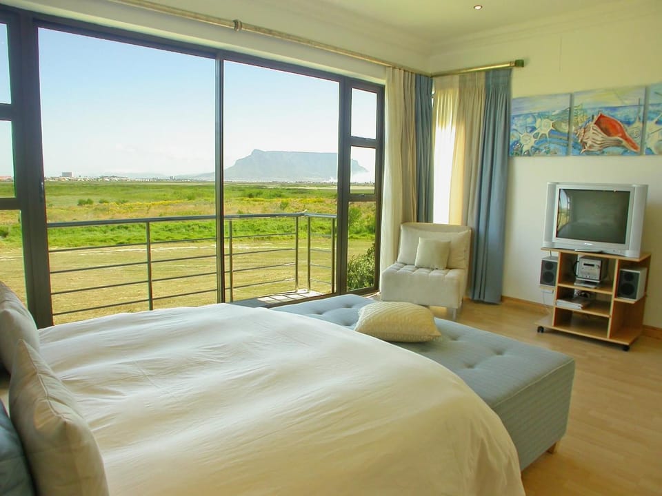 Premium bedding, minibar, desk, iron/ironing board