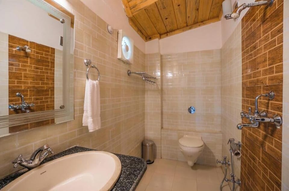 Standard Private Room with Ensuite Bathroom | Bathroom | Shower, free toiletries, toilet paper