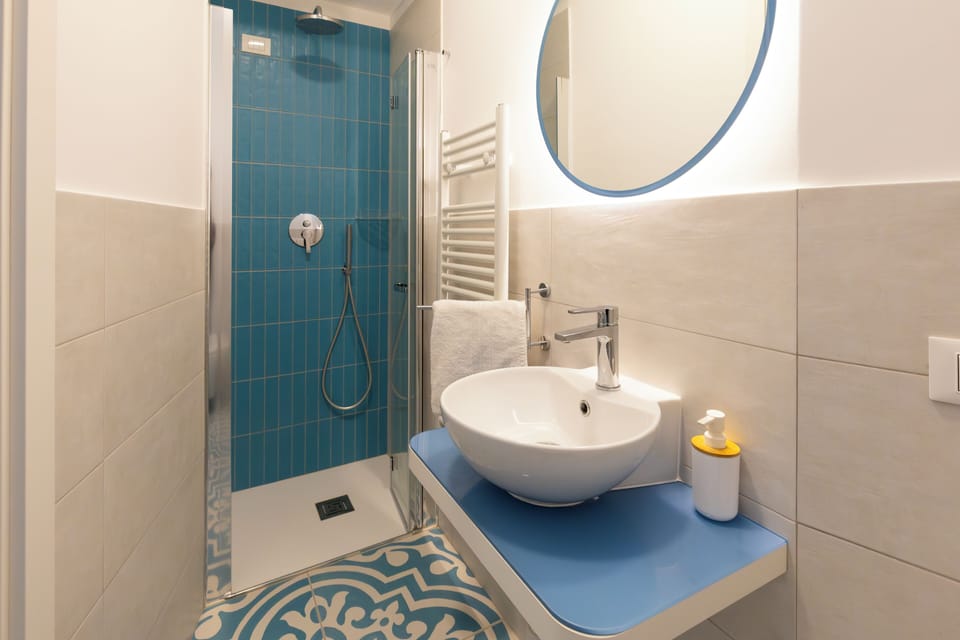 Deluxe Double Room | Bathroom | Shower, rainfall showerhead, free toiletries, hair dryer