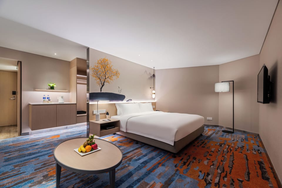 Deluxe Room, 1 King Bed | Minibar, in-room safe, desk, blackout drapes