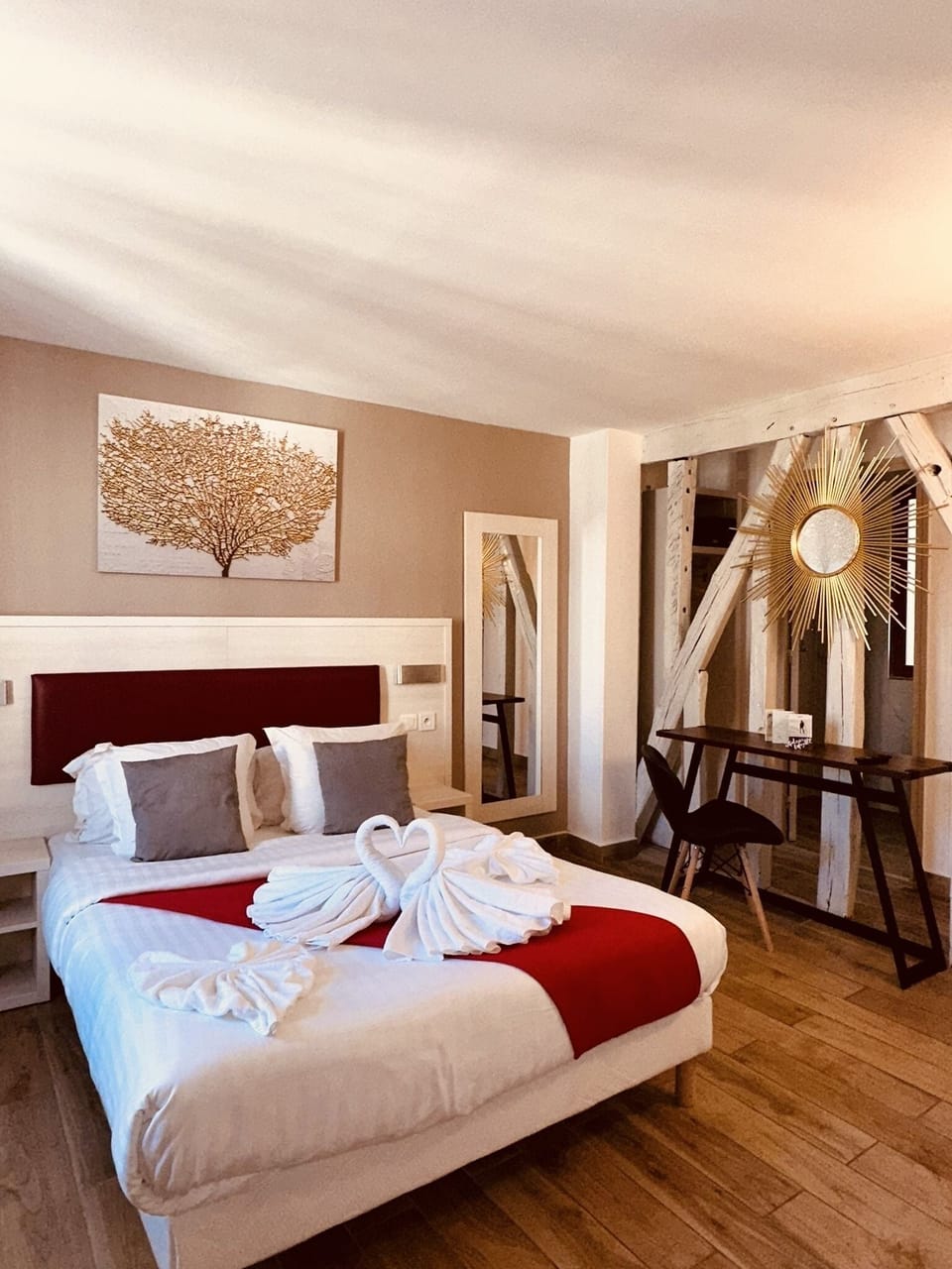 Triple Room | Desk, WiFi (free), bed sheets