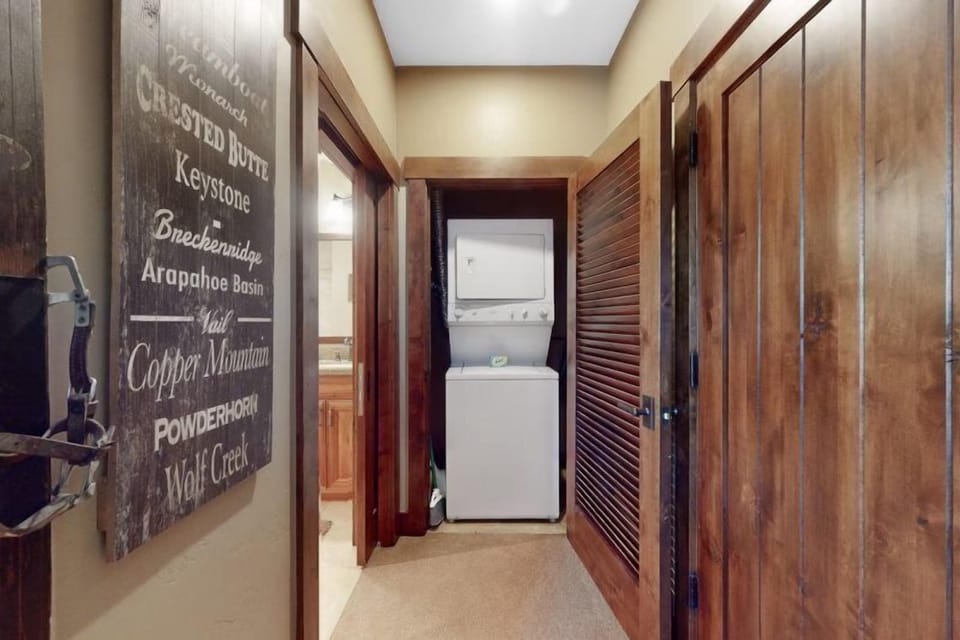 Luxury Ski-in/ski-out 1 Bedroom Condo at Crystal Peak Lodge at Peak 7 Apartment in Breckenridge