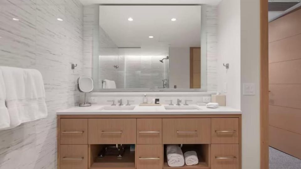 Contemporary 3 Bedroom Luxury Ski In, Ski Out Residence in Snowmass Base Village Apartment in Snowmass Village