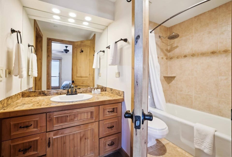 Ski-in/ski-out 2 Bedroom Condo at The Village at Breckenridge Apartment in Breckenridge