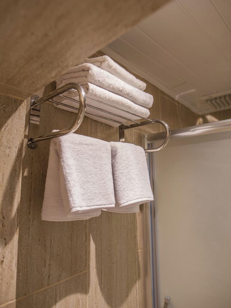 Deluxe Room, City View | Bathroom | Shower, free toiletries, hair dryer, slippers
