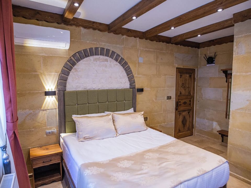 Deluxe Room, City View | Egyptian cotton sheets, premium bedding, free minibar items