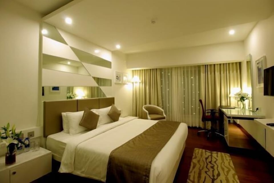 Executive Double or Twin Room, 1 King Bed, Non Smoking | 1 bedroom, minibar, in-room safe, desk