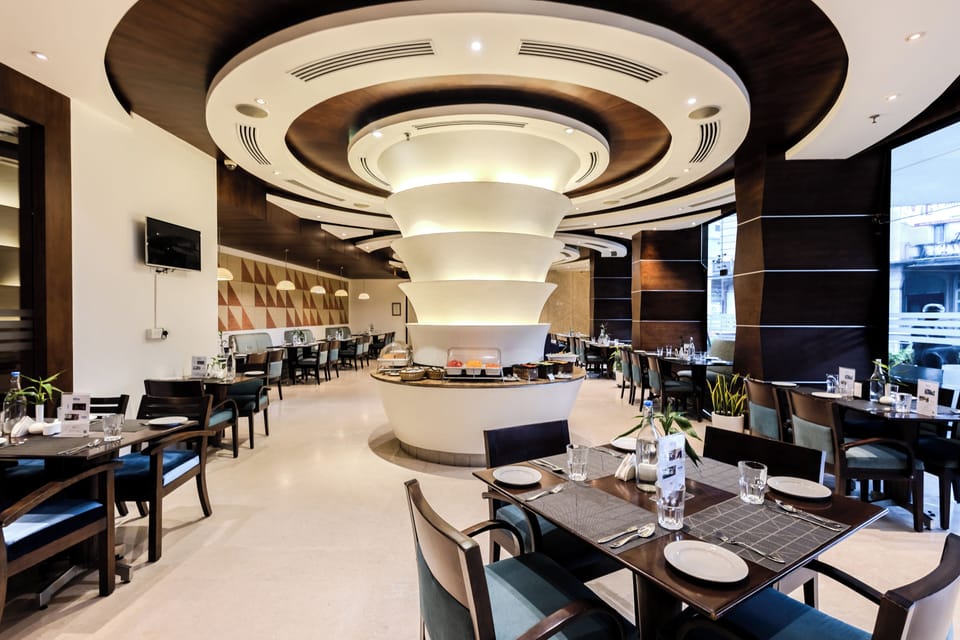 2 restaurants; lunch and dinner served