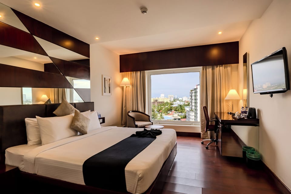 Executive Double or Twin Room, 1 King Bed, Non Smoking | 1 bedroom, minibar, in-room safe, desk