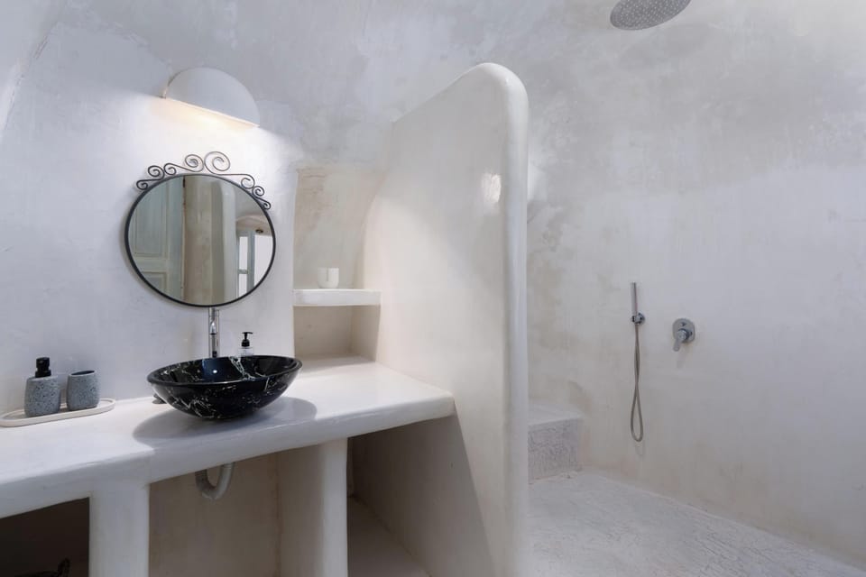 Junior Suite | Bathroom | Shower, hair dryer, towels, soap