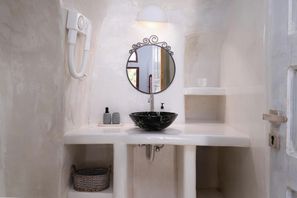 Junior Suite | Bathroom | Shower, hair dryer, towels, soap