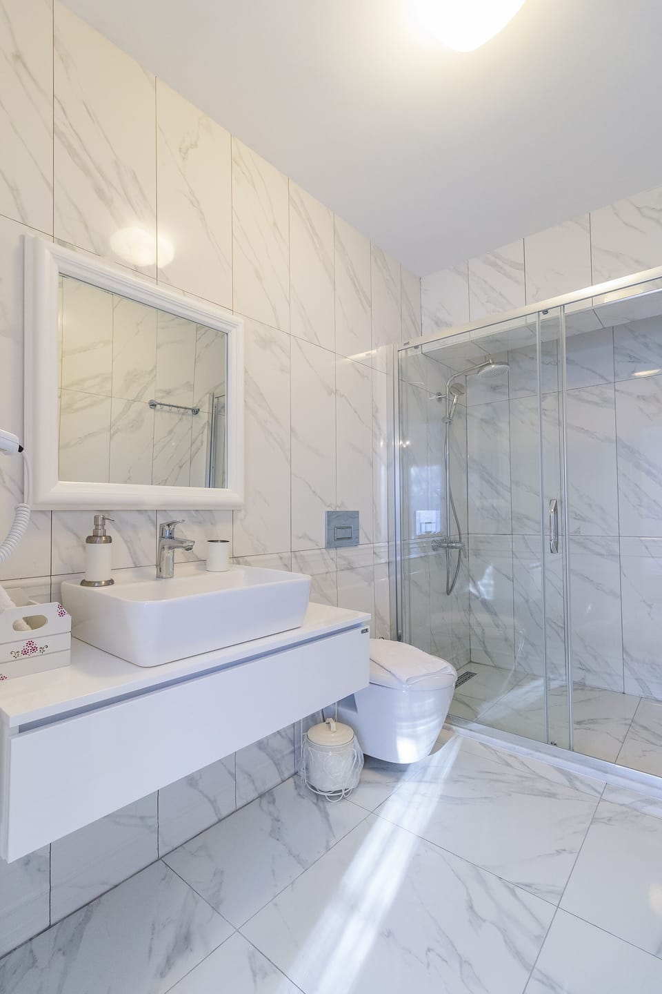 Deluxe Double Room | Bathroom | Shower, free toiletries, hair dryer, towels