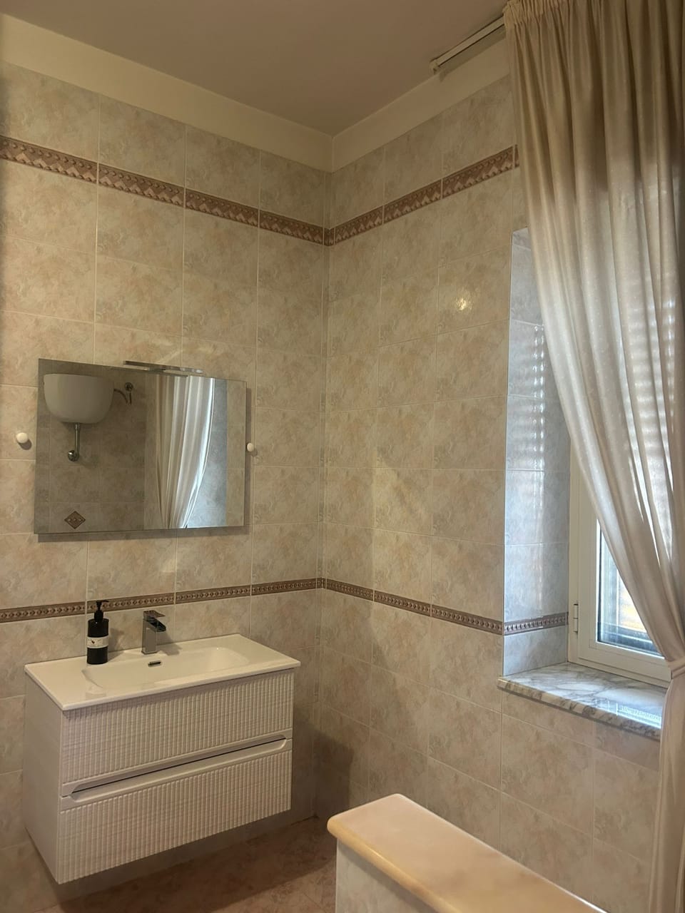Combined shower/tub, free toiletries, hair dryer, towels