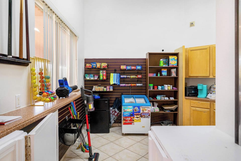 House, Multiple Beds, Pool Access, Pool View (Sunkist Getaway) | Interior