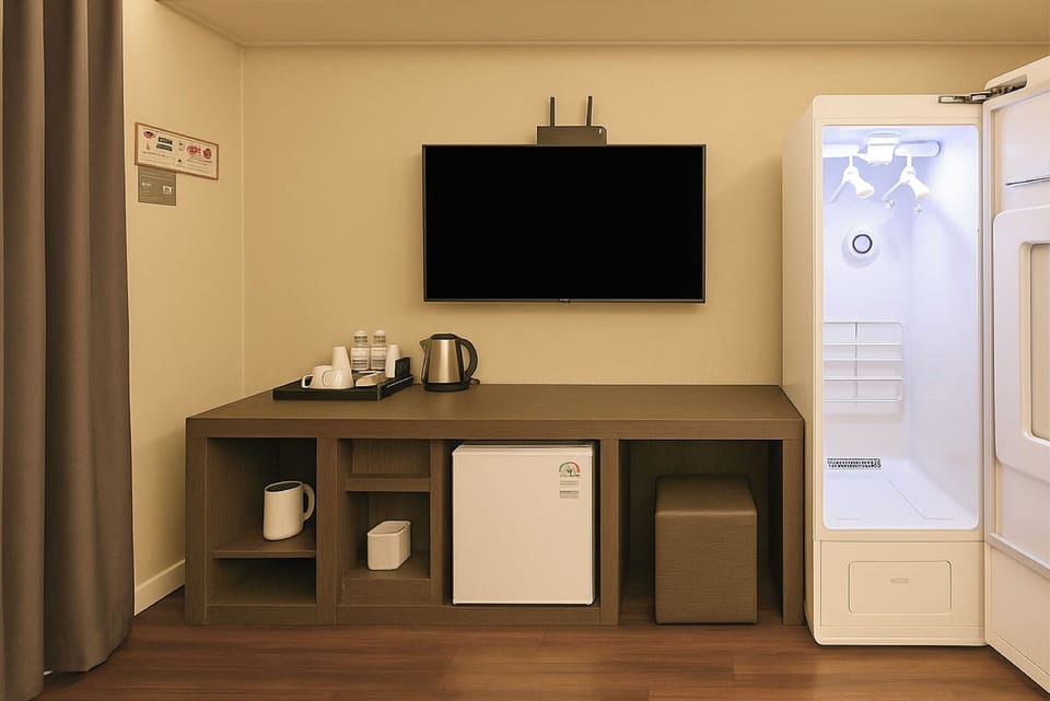 CABIN C (STYLER) | Down comforters, blackout drapes, free WiFi, bed sheets