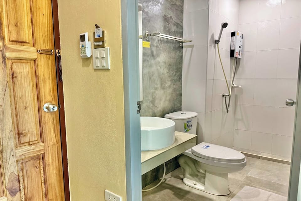 Family Room | Bathroom | Shower, rainfall showerhead, free toiletries, towels