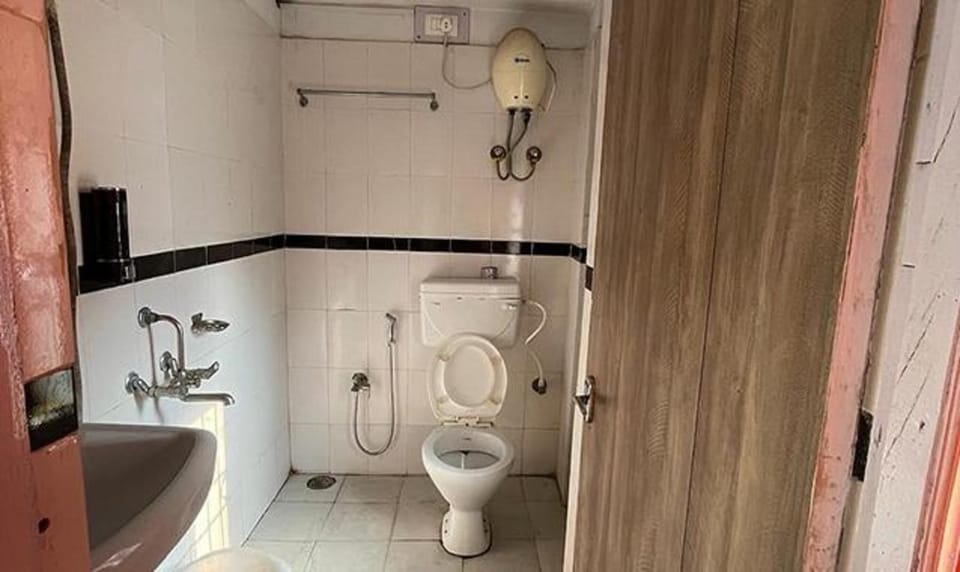 Deluxe Room | Bathroom | Shower, rainfall showerhead, free toiletries, towels