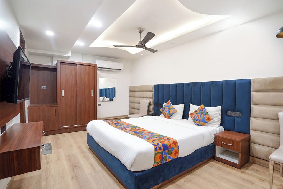 Egyptian cotton sheets, premium bedding, in-room safe, WiFi (free)