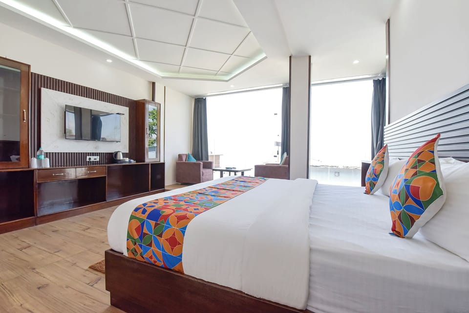 Egyptian cotton sheets, premium bedding, in-room safe, free WiFi