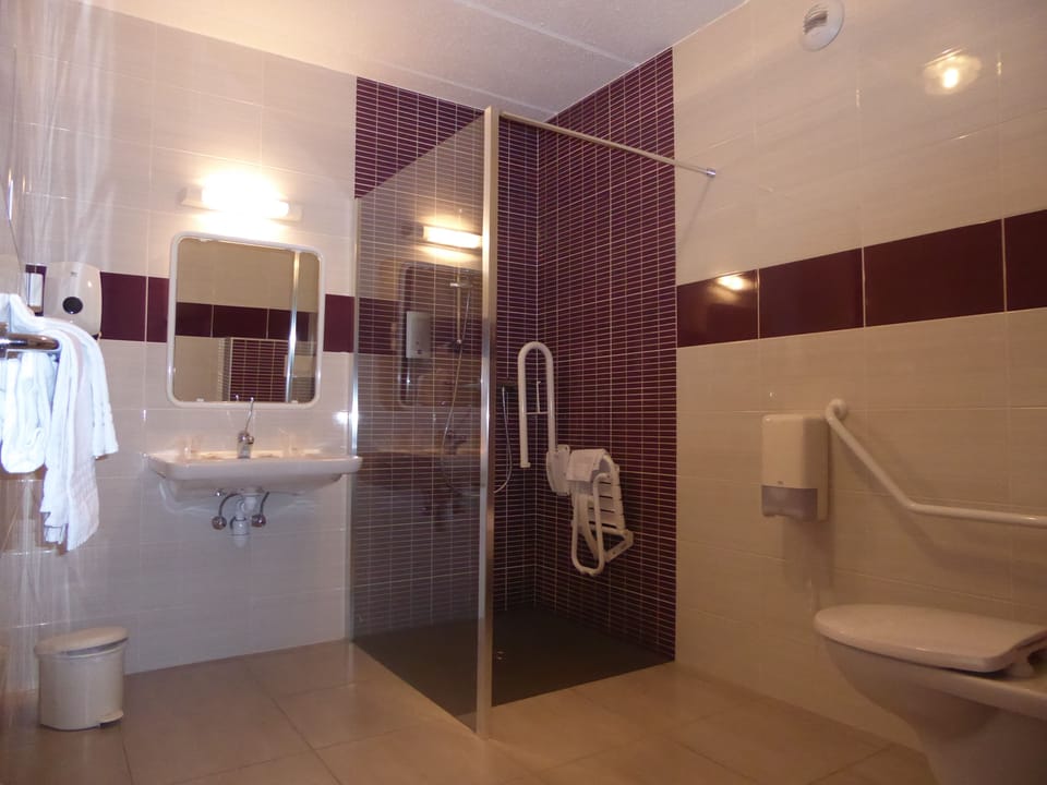 Double Room | Bathroom | Shower, hair dryer, towels