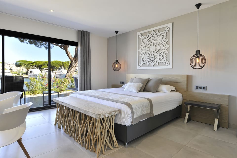 Premium bedding, in-room safe, desk, free WiFi