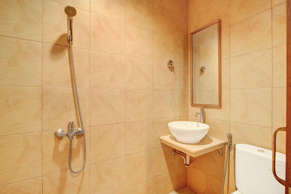 Standard Suite, 1 Double Bed | Bathroom | Shower, towels, soap, shampoo