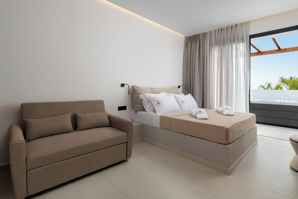 Suite with Jacuzzi | In-room safe, soundproofing, iron/ironing board, free WiFi