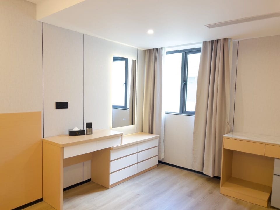 Premium Suite | Laptop workspace, free WiFi