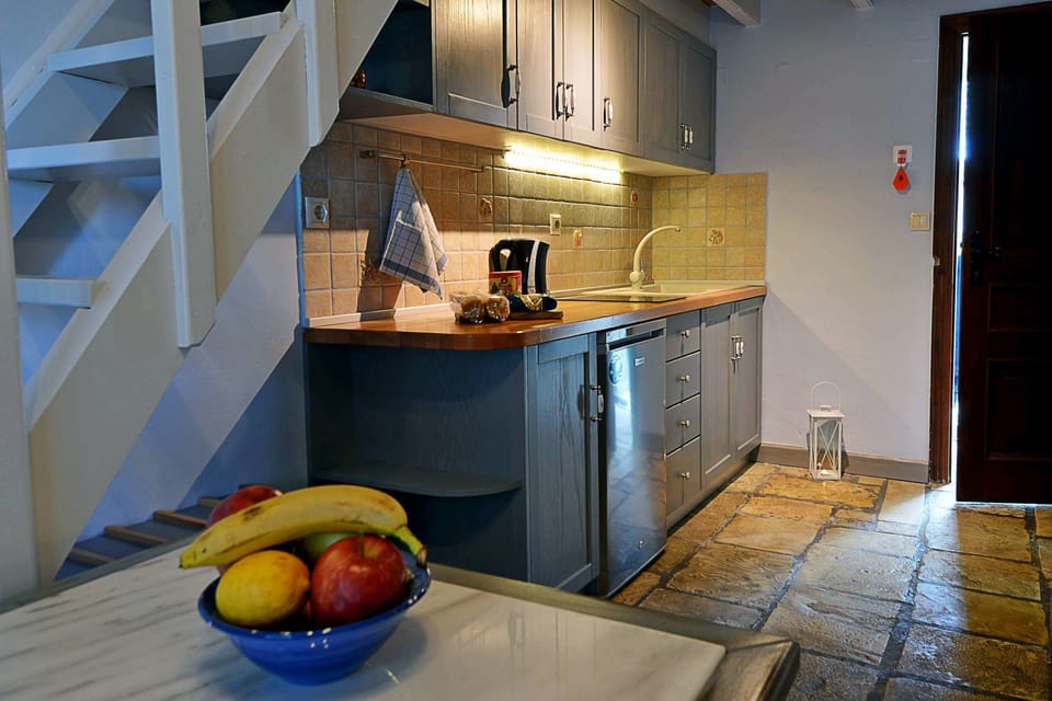 Family Room, 1 Bedroom, Kitchenette, Mountain View | Private kitchen | Full-size fridge, coffee/tea maker, electric kettle