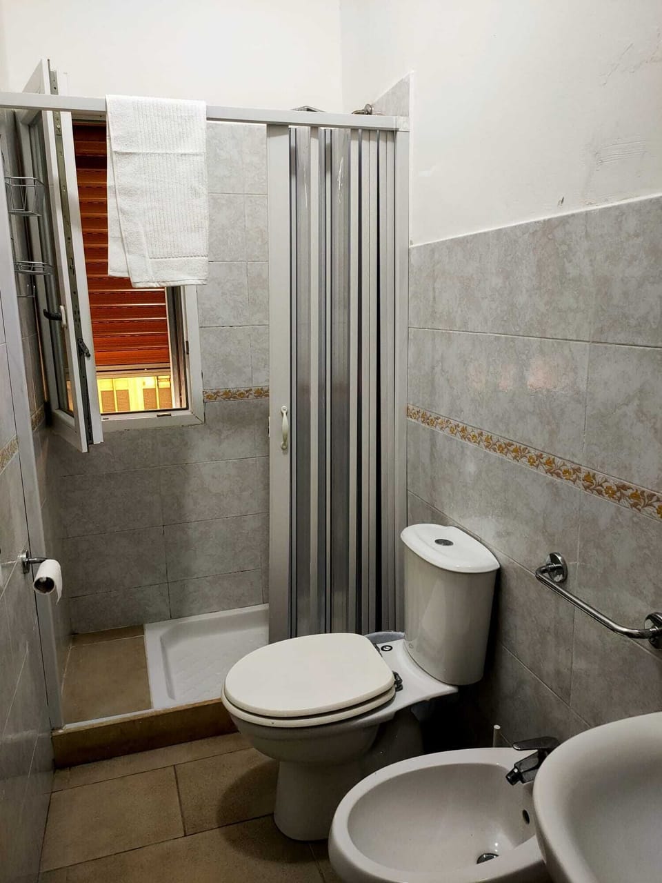 Classic Double Room | Bathroom | Hair dryer, bidet, towels, shampoo