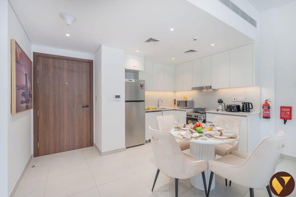 Luxury Apartment, Balcony, Pool View | In-room dining