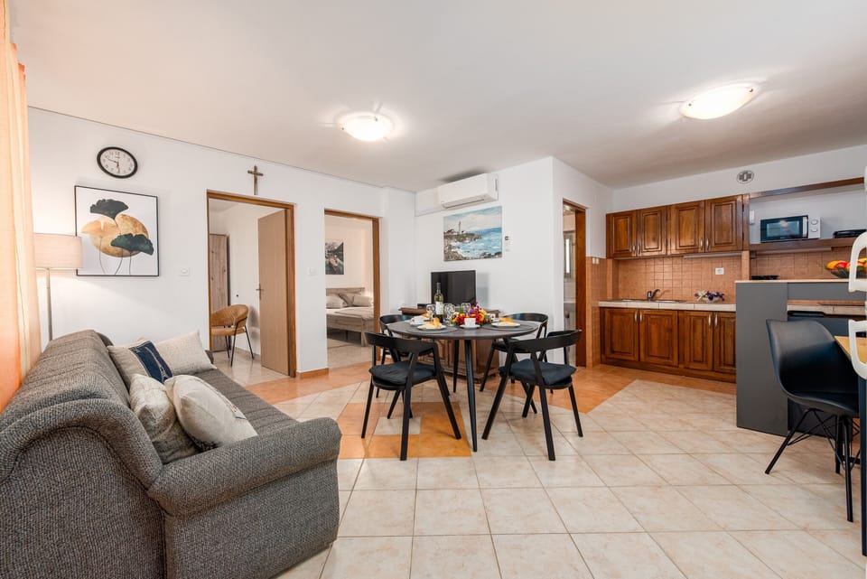 Basic Apartment, Garden View | In-room dining