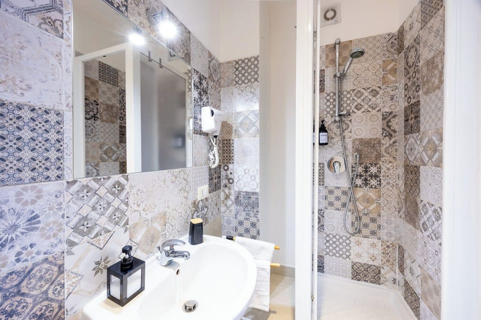 Superior Room, Balcony, City View | Bathroom | Shower, hair dryer, bidet, towels