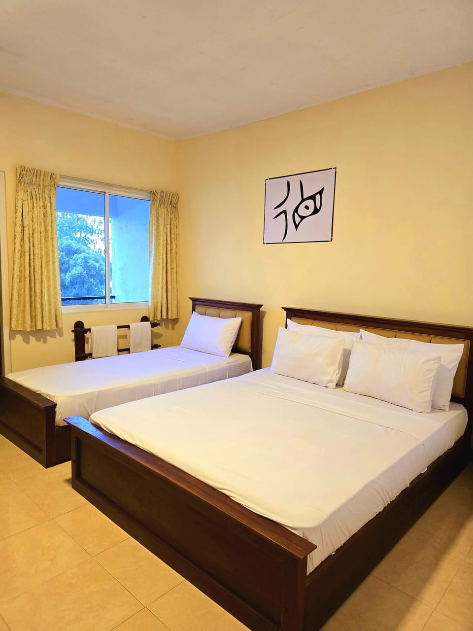 Deluxe Triple Room, 1 Bedroom | Hypo-allergenic bedding, iron/ironing board