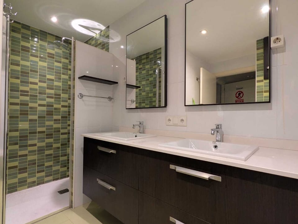 Standard Apartment | Bathroom | Shower, hair dryer, towels, soap