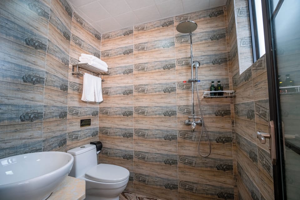 Comfort Triple Room | Bathroom | Slippers