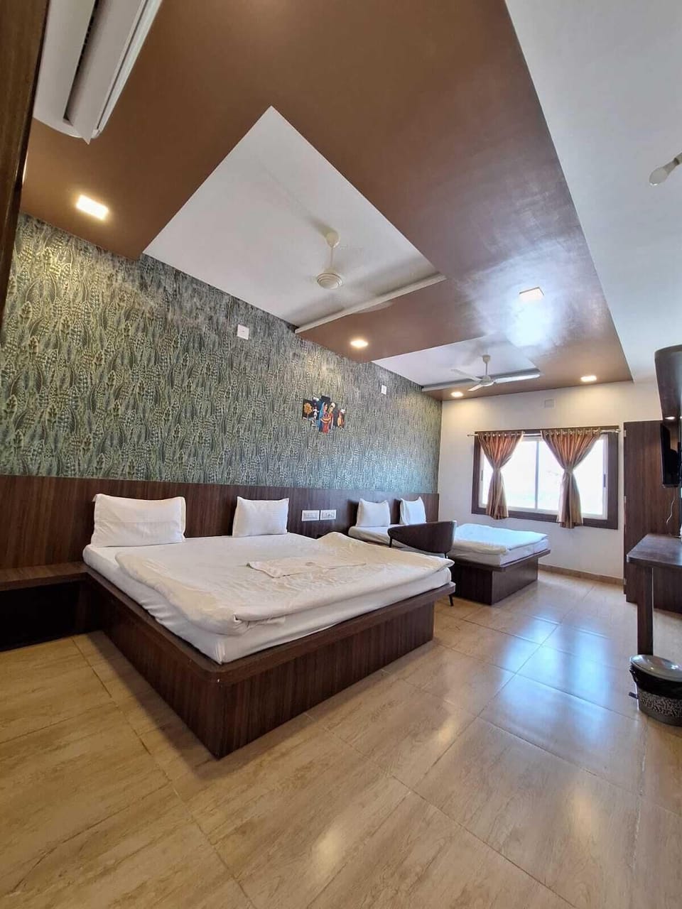 Family Room | Desk, laptop workspace, free WiFi
