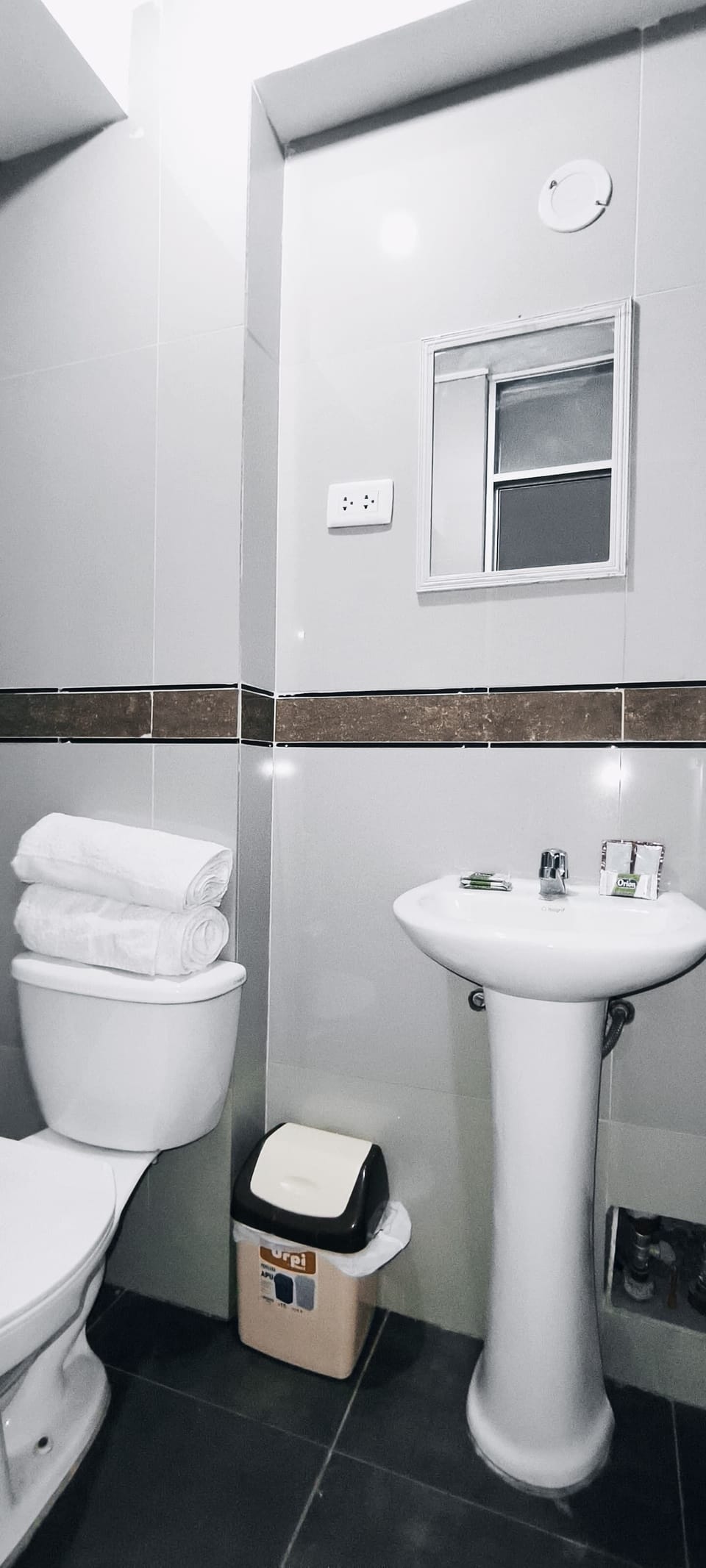 Combined shower/tub, towels, soap, shampoo