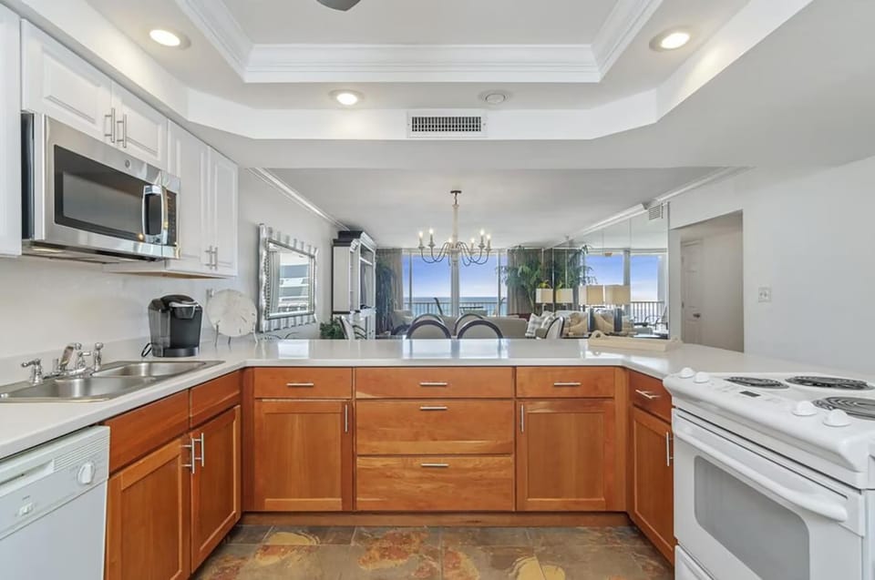 Condo, Multiple Beds (Shoreline Towers 1113) | Private kitchen | Oven, toaster