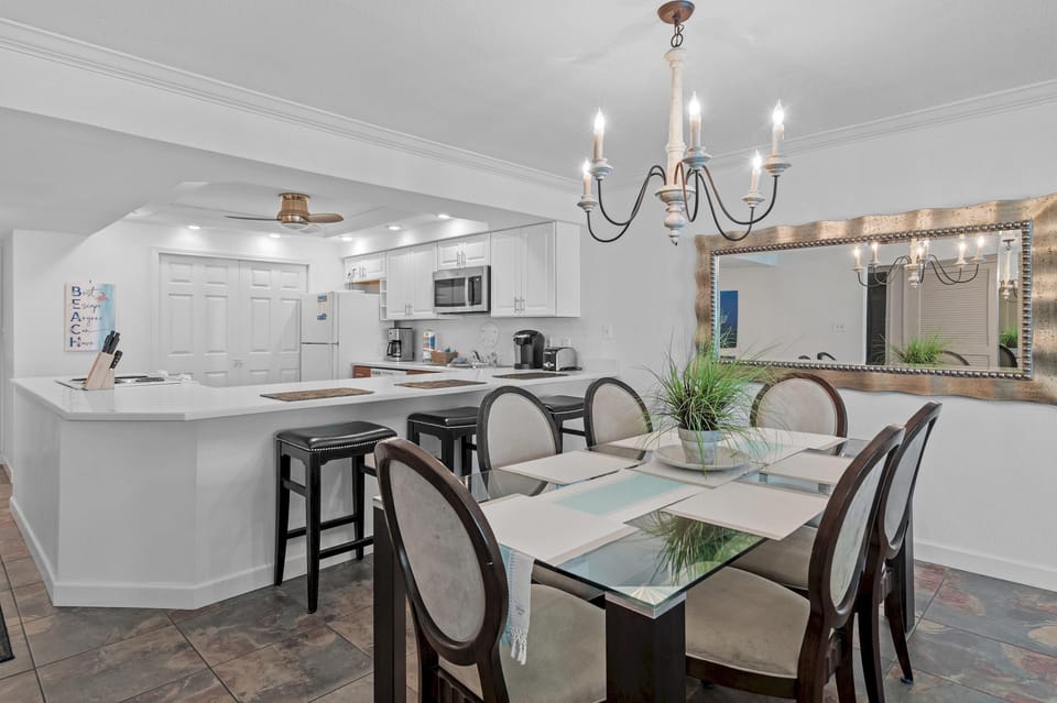 Condo, Multiple Beds (Shoreline Towers 1113) | Dining