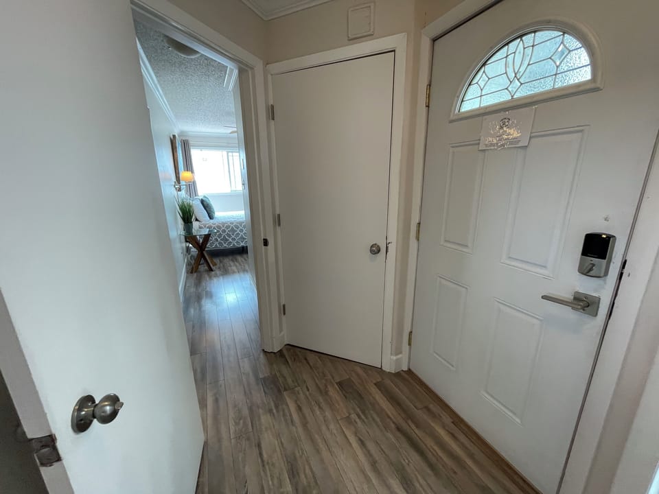 Private Apartment, 1 Bedroom, Full Kitchen, Unit 5, Arctic Fox Vacation Rentals | Living area | Smart TV
