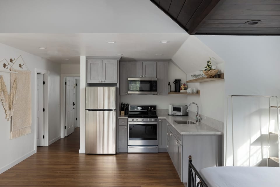 Luxury Suite, 2 Bedrooms, Mountain View | Private kitchen