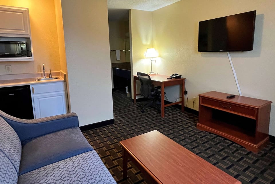 Suite, 1 King Bed, Non Smoking (1 Bedroom) | Desk, laptop workspace, blackout drapes, iron/ironing board